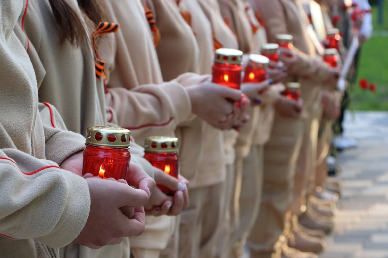 минута молчания, Серебряные пруды, Братская могила