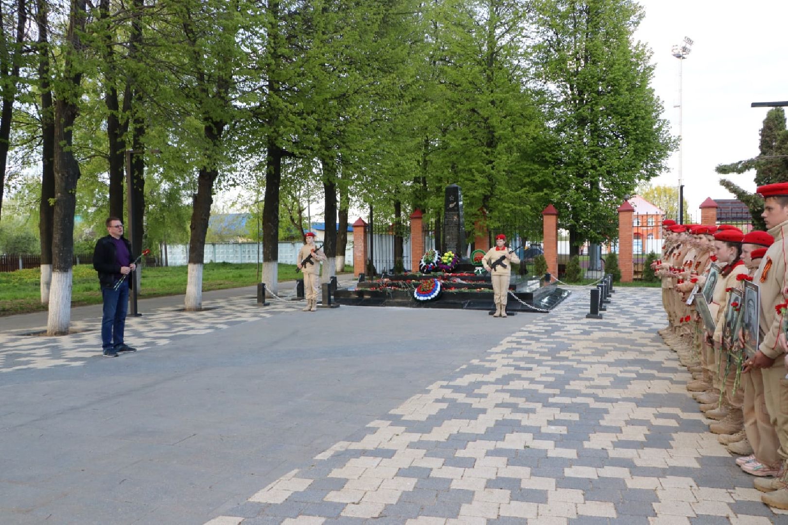 минута молчания, Серебряные пруды, Братская могила