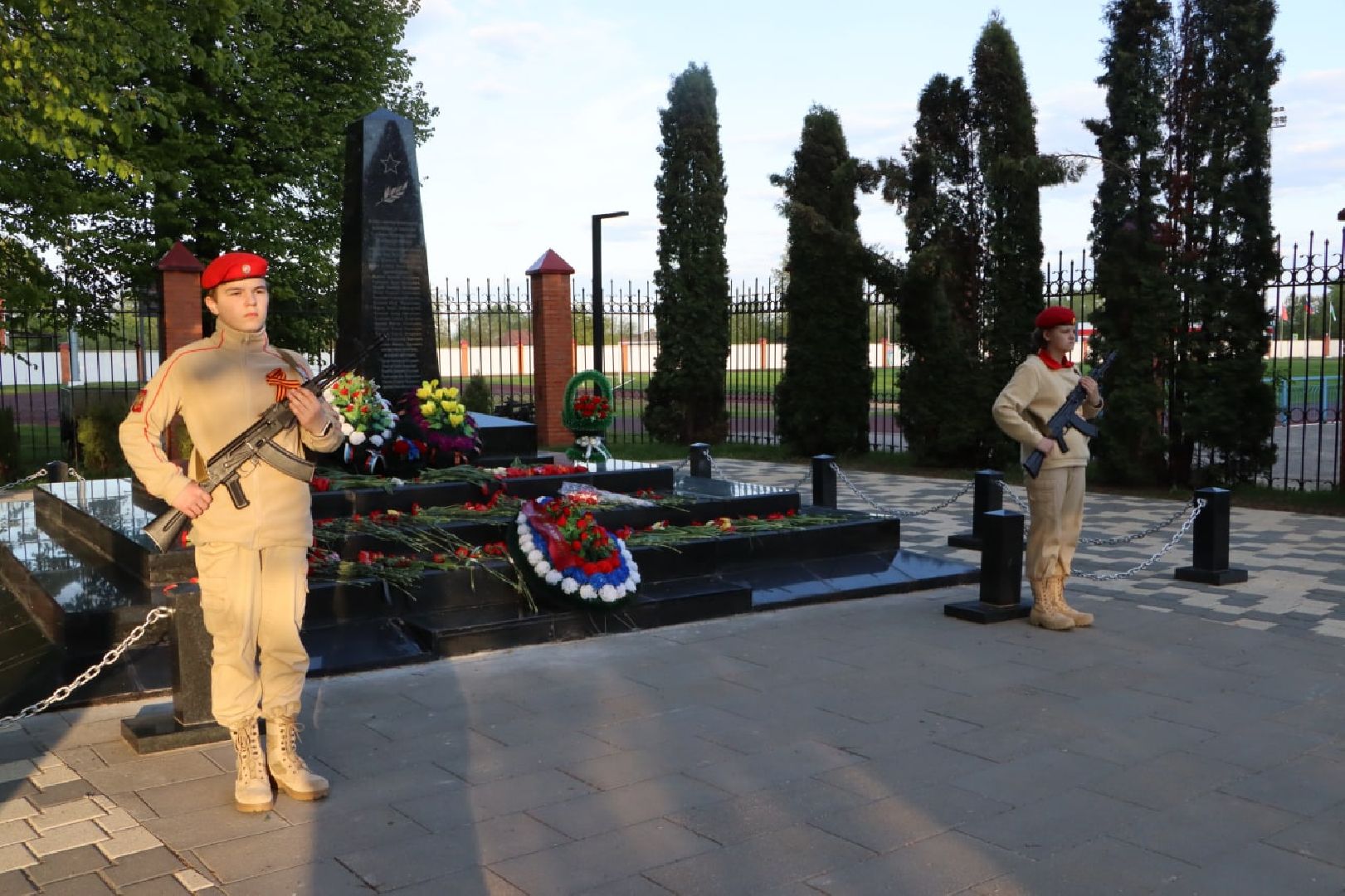 минута молчания, Серебряные пруды, Братская могила