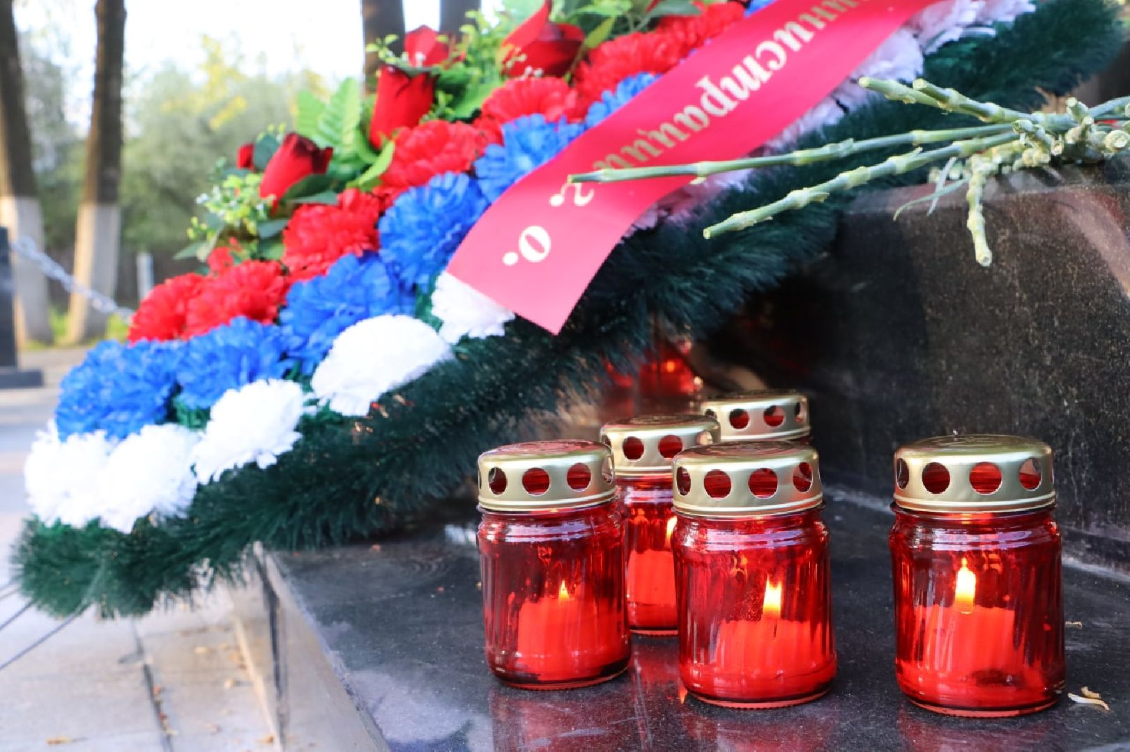 минута молчания, Серебряные пруды, Братская могила