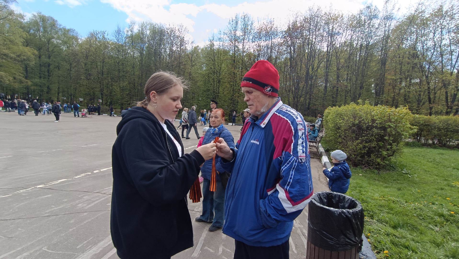 Лобня, георгиевская ленточка, волонтёры