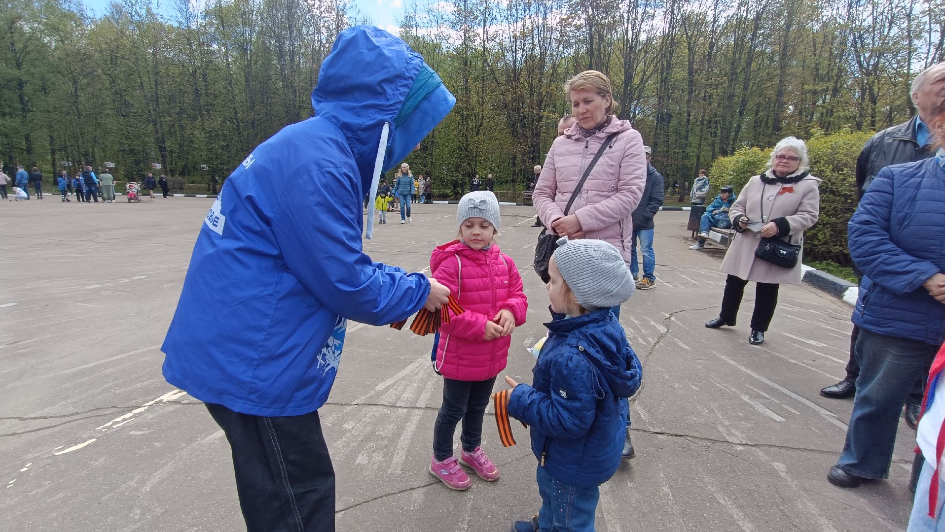 Лобня, георгиевская ленточка, волонтёры