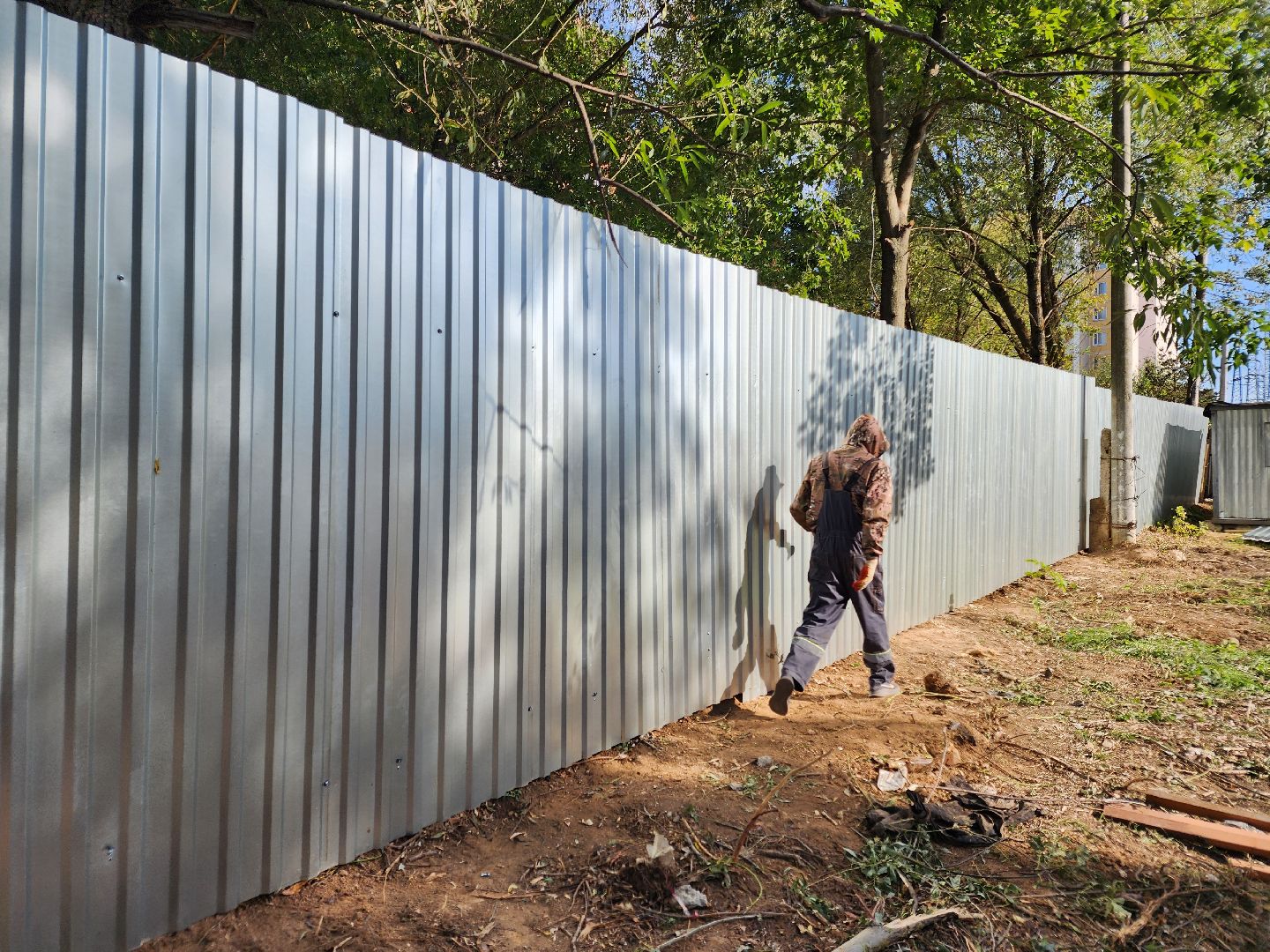 чехов, улица чехова, гимназия 2,  пристройка на 550 мест, строительство, установка ограждений, заборы, стройплощадка, госпрограмма московской области,