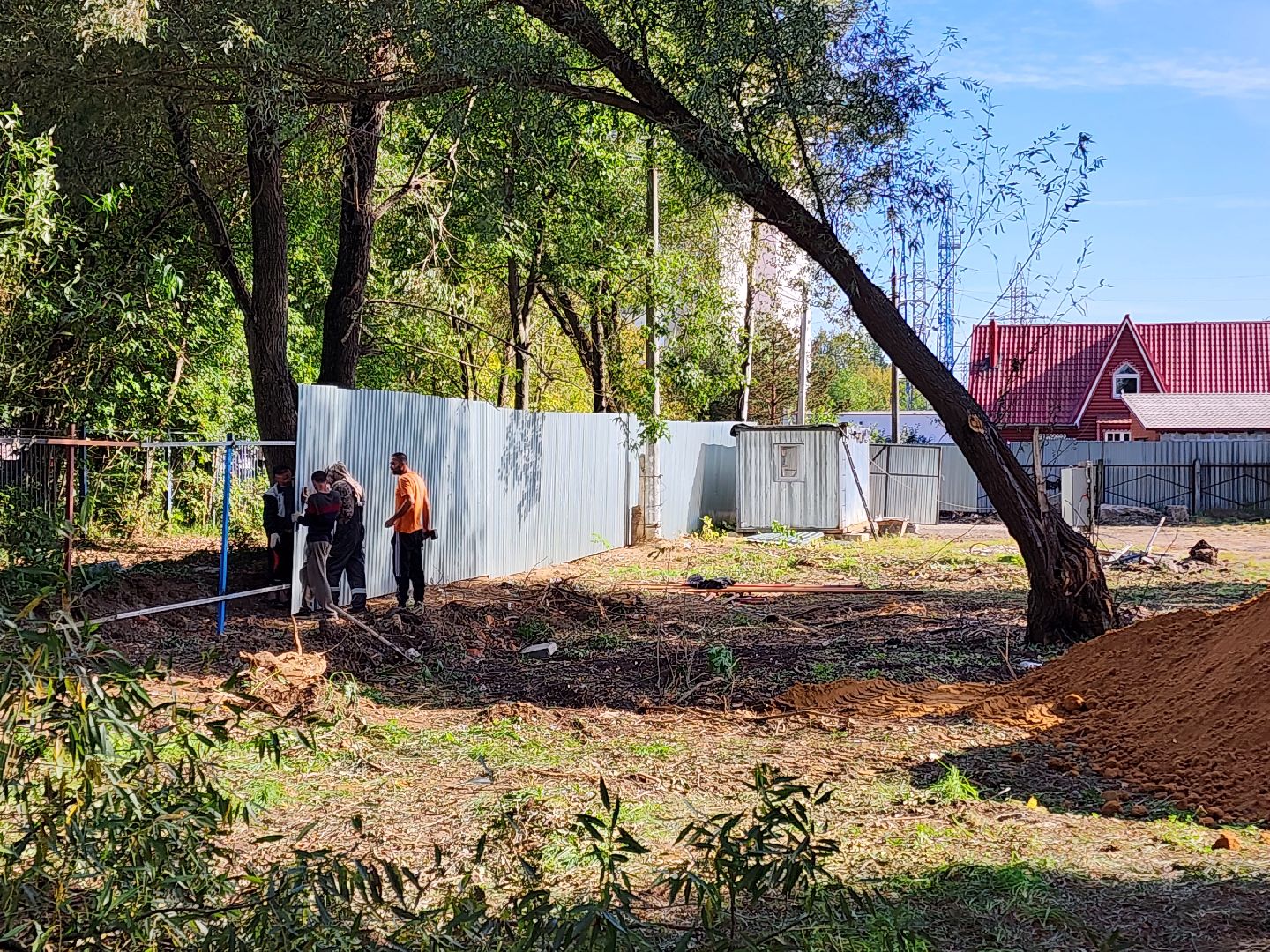 чехов, улица чехова, гимназия 2,  пристройка на 550 мест, строительство, установка ограждений, заборы, стройплощадка, госпрограмма московской области,