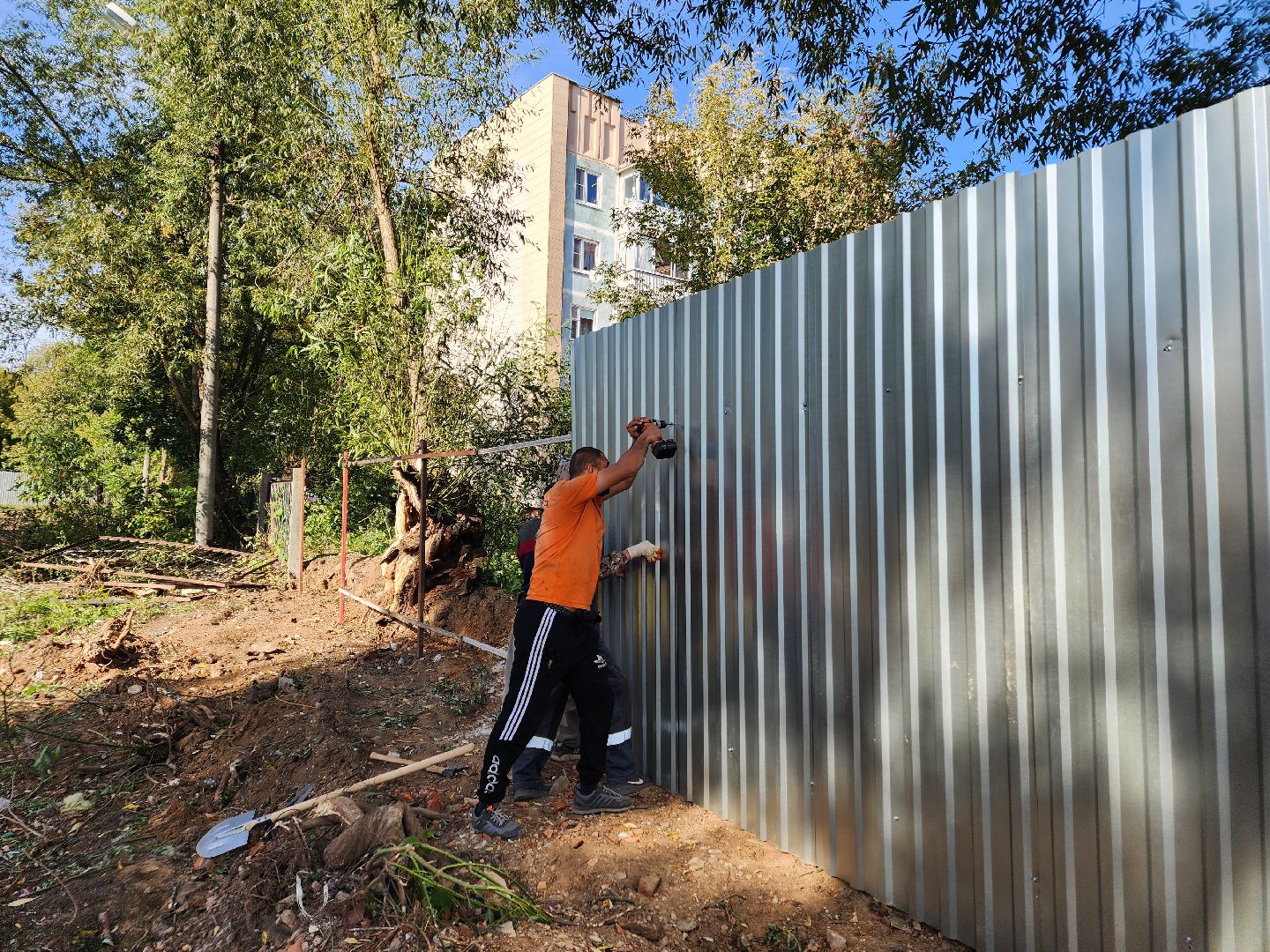 чехов, улица чехова, гимназия 2,  пристройка на 550 мест, строительство, установка ограждений, заборы, стройплощадка, госпрограмма московской области,