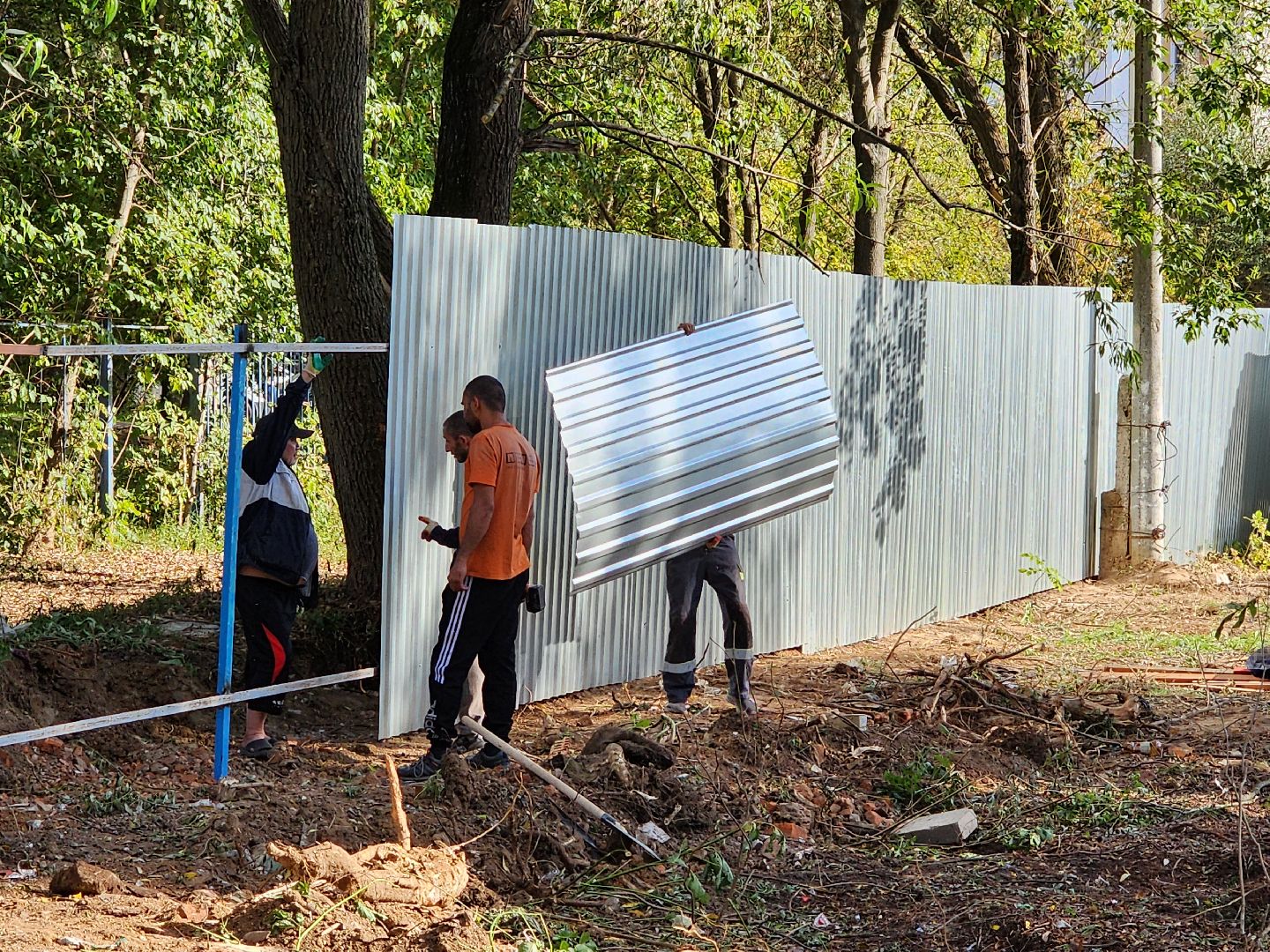 чехов, улица чехова, гимназия 2,  пристройка на 550 мест, строительство, установка ограждений, заборы, стройплощадка, госпрограмма московской области,