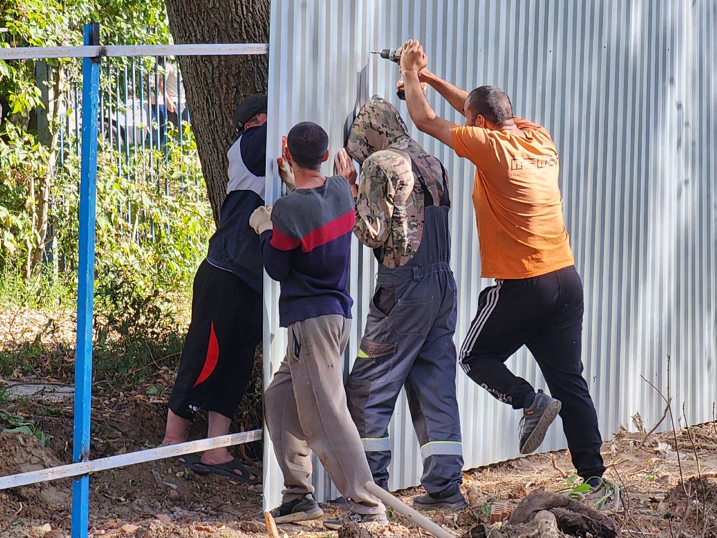 чехов, улица чехова, гимназия 2,  пристройка на 550 мест, строительство, установка ограждений, заборы, стройплощадка, госпрограмма московской области,