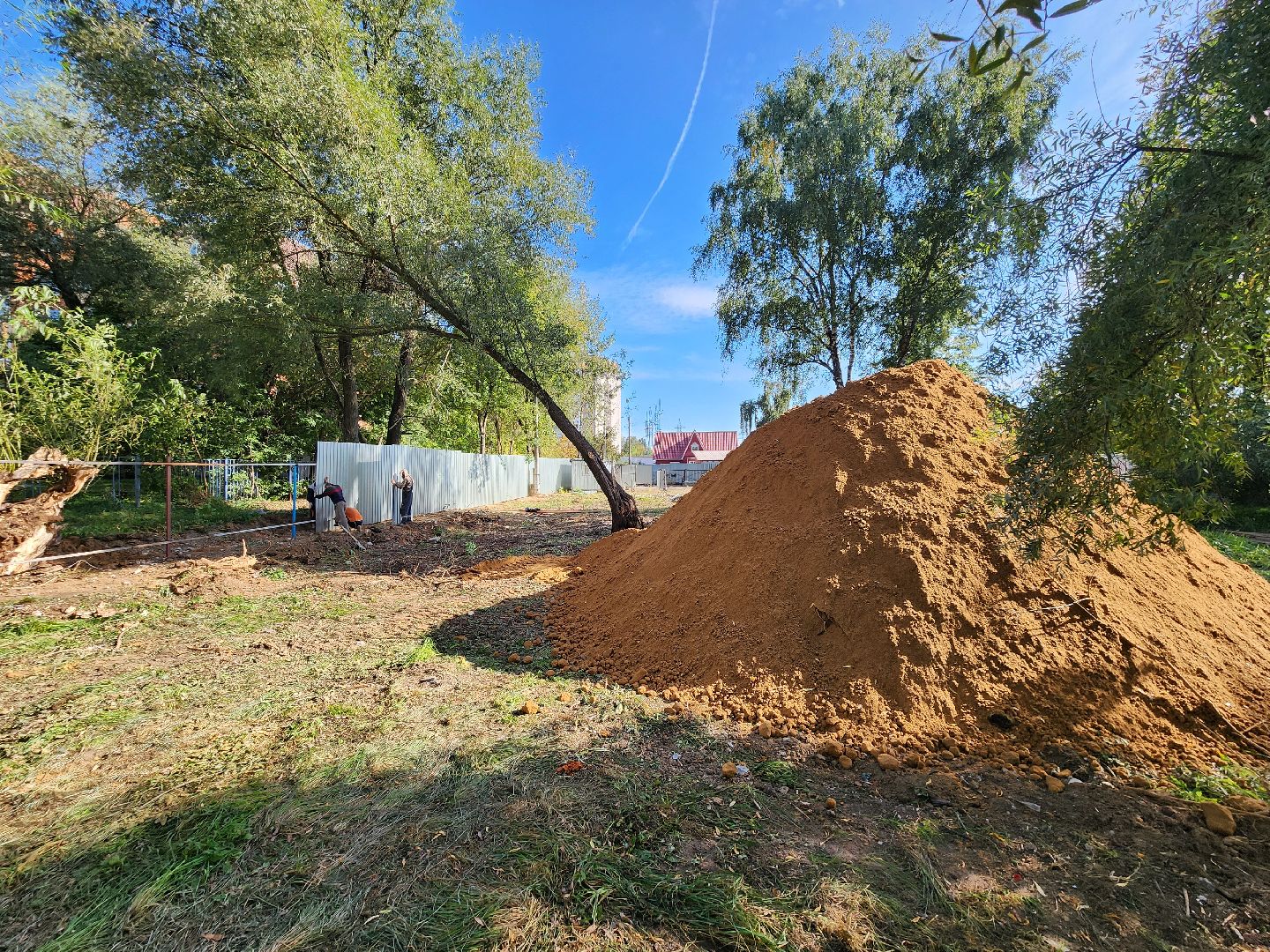 чехов, улица чехова, гимназия 2,  пристройка на 550 мест, строительство, установка ограждений, заборы, стройплощадка, госпрограмма московской области,