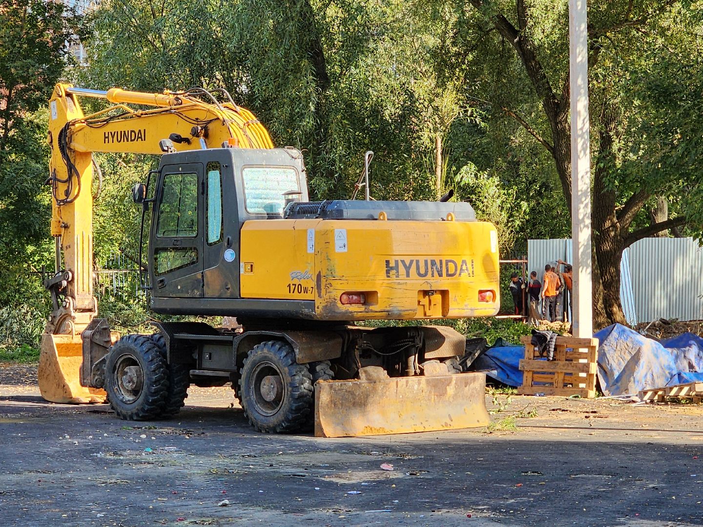 чехов, улица чехова, гимназия 2,  пристройка на 550 мест, строительство, установка ограждений, заборы, стройплощадка, госпрограмма московской области,