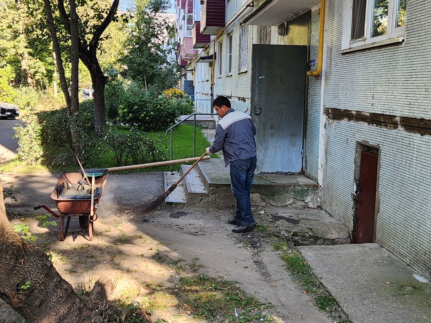 чехов, вокзальная площадь 2, пробные топки, авария в системе отопления , прорыв трубы отопления , сорвало кран отопления , заявка жителей , портал добродел, устранение аварии, ремонт и замена крана, аварийная бригада, мбу чеховское благоустройство, уборка подвала, уборка территории,