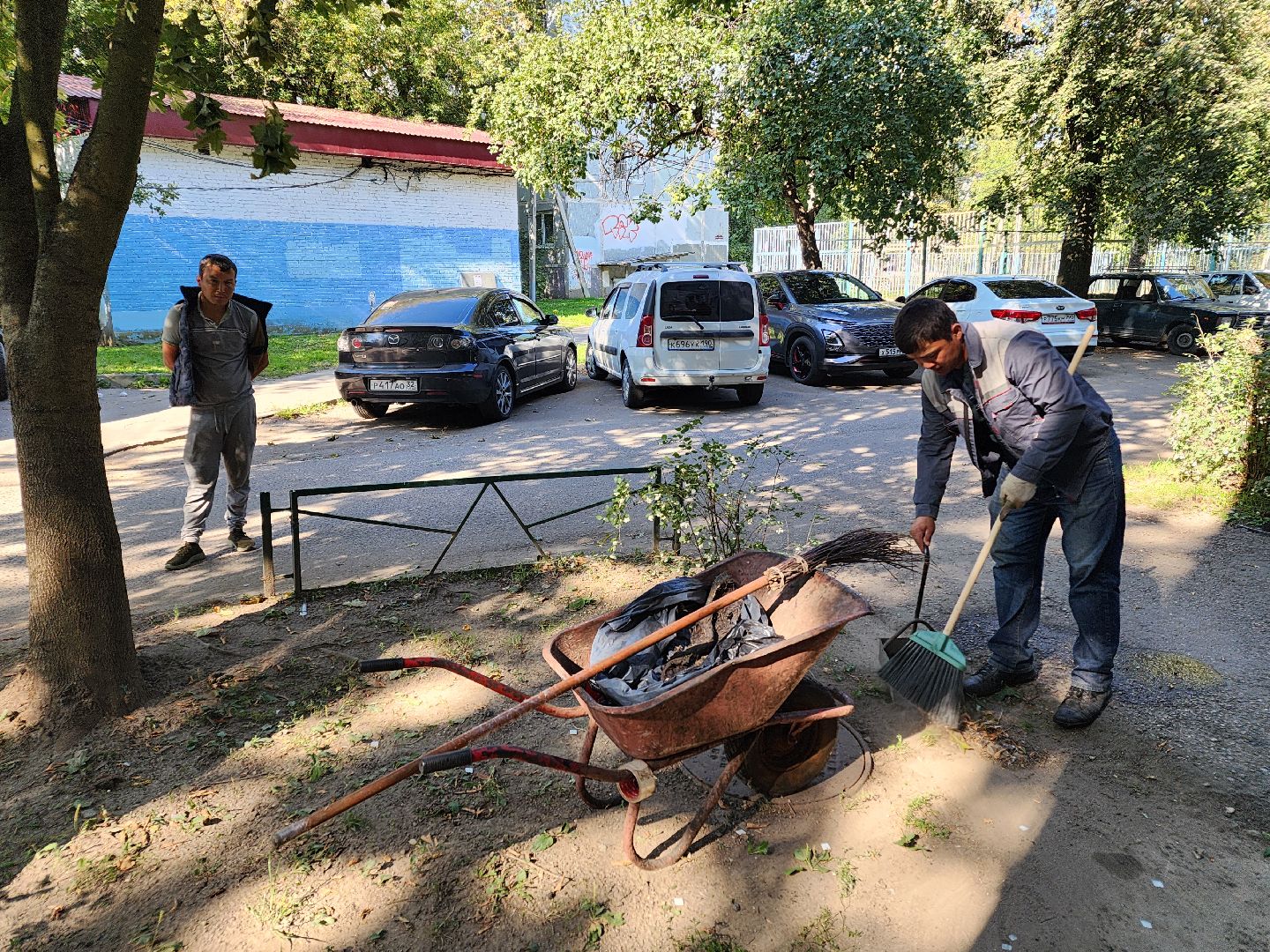 чехов, вокзальная площадь 2, пробные топки, авария в системе отопления , прорыв трубы отопления , сорвало кран отопления , заявка жителей , портал добродел, устранение аварии, ремонт и замена крана, аварийная бригада, мбу чеховское благоустройство, уборка подвала, уборка территории,