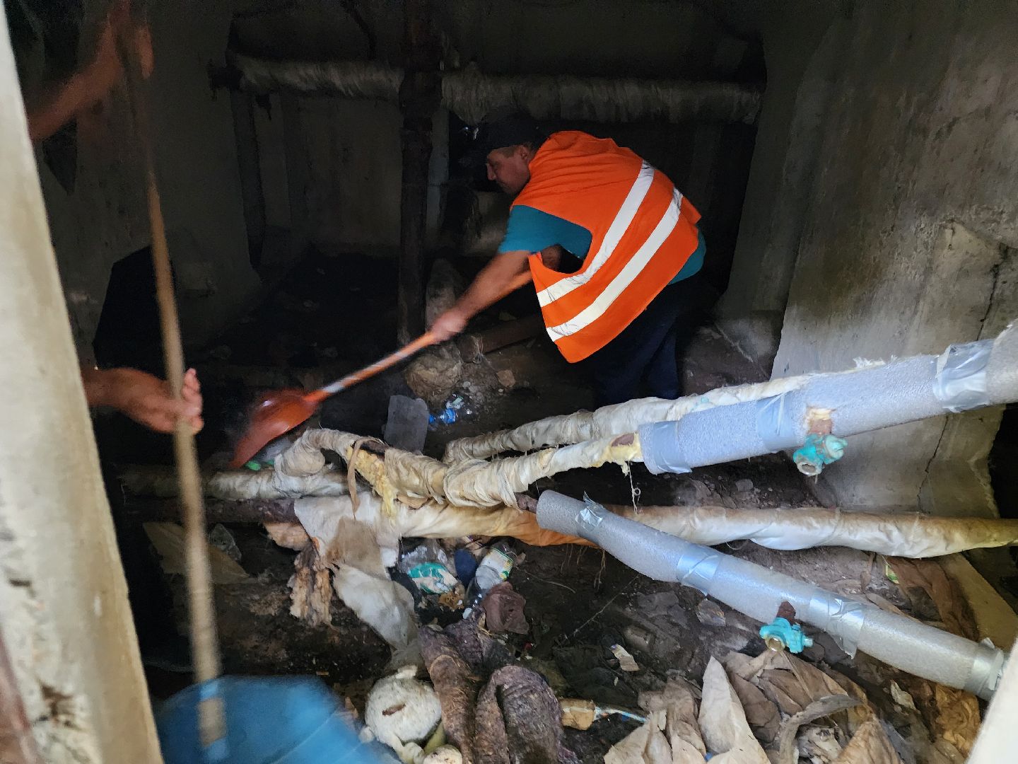 чехов, вокзальная площадь 2, пробные топки, авария в системе отопления , прорыв трубы отопления , сорвало кран отопления , заявка жителей , портал добродел, устранение аварии, ремонт и замена крана, аварийная бригада, мбу чеховское благоустройство, уборка подвала, уборка территории,