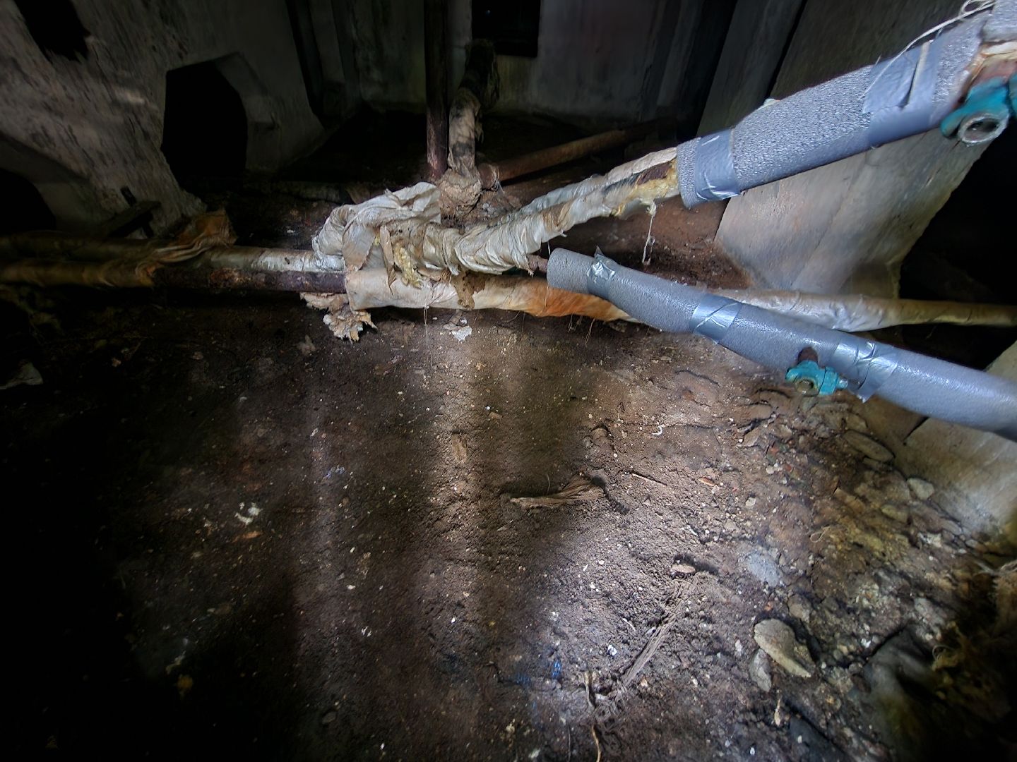 чехов, вокзальная площадь 2, пробные топки, авария в системе отопления , прорыв трубы отопления , сорвало кран отопления , заявка жителей , портал добродел, устранение аварии, ремонт и замена крана, аварийная бригада, мбу чеховское благоустройство, уборка подвала, уборка территории,