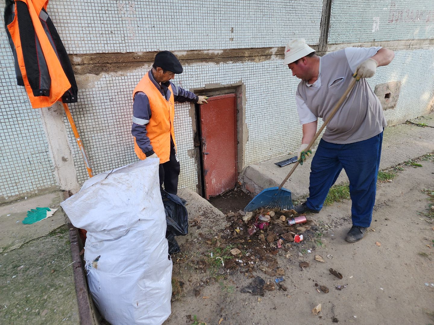 чехов, вокзальная площадь 2, пробные топки, авария в системе отопления , прорыв трубы отопления , сорвало кран отопления , заявка жителей , портал добродел, устранение аварии, ремонт и замена крана, аварийная бригада, мбу чеховское благоустройство, уборка подвала, уборка территории,