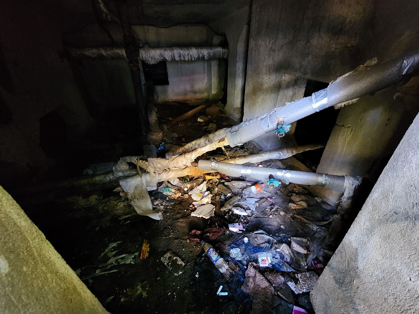 чехов, вокзальная площадь 2, пробные топки, авария в системе отопления , прорыв трубы отопления , сорвало кран отопления , заявка жителей , портал добродел, устранение аварии, ремонт и замена крана, аварийная бригада, мбу чеховское благоустройство, уборка подвала, уборка территории,