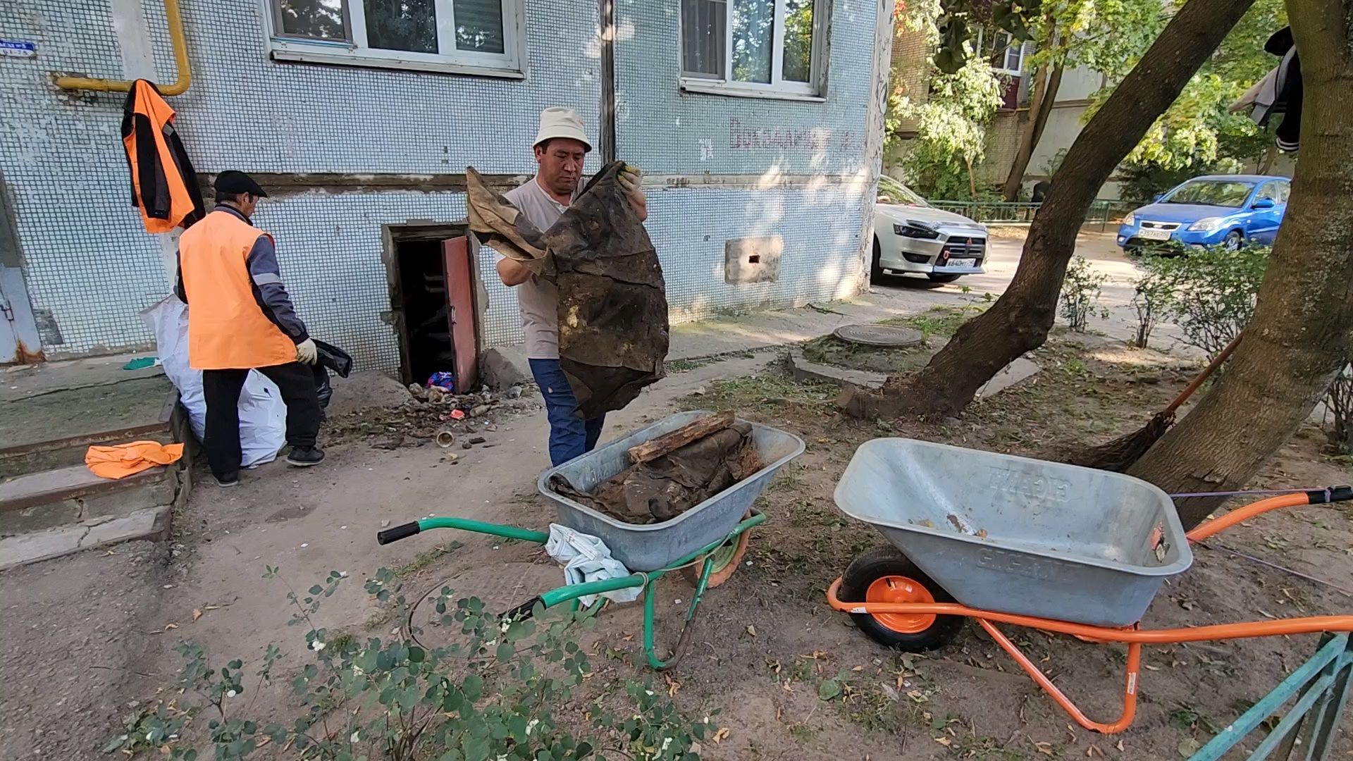 чехов, вокзальная площадь 2, пробные топки, авария в системе отопления , прорыв трубы отопления , сорвало кран отопления , заявка жителей , портал добродел, устранение аварии, ремонт и замена крана, аварийная бригада, мбу чеховское благоустройство, уборка подвала, уборка территории,