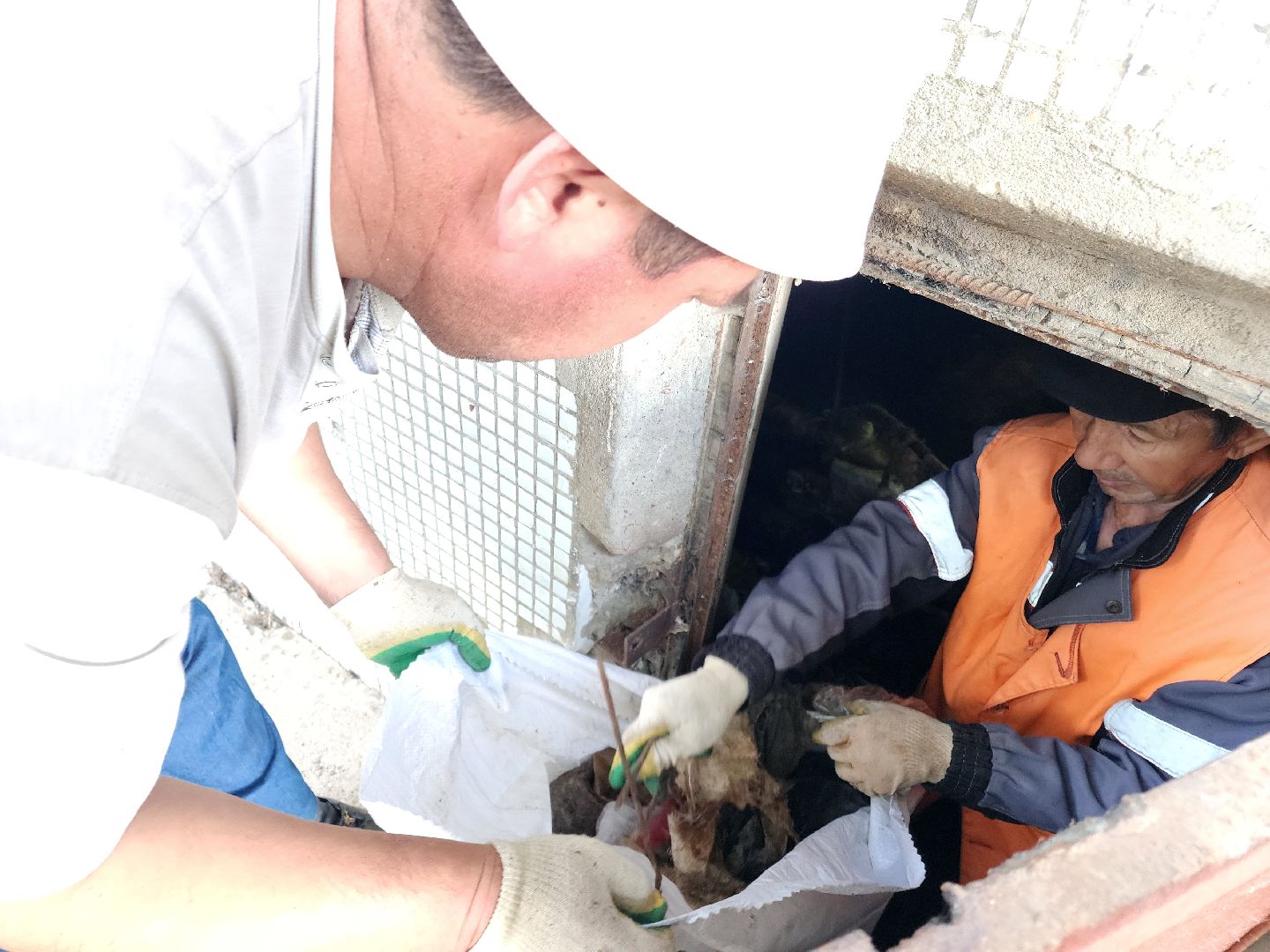 чехов, вокзальная площадь 2, пробные топки, авария в системе отопления , прорыв трубы отопления , сорвало кран отопления , заявка жителей , портал добродел, устранение аварии, ремонт и замена крана, аварийная бригада, мбу чеховское благоустройство, уборка подвала, уборка территории,