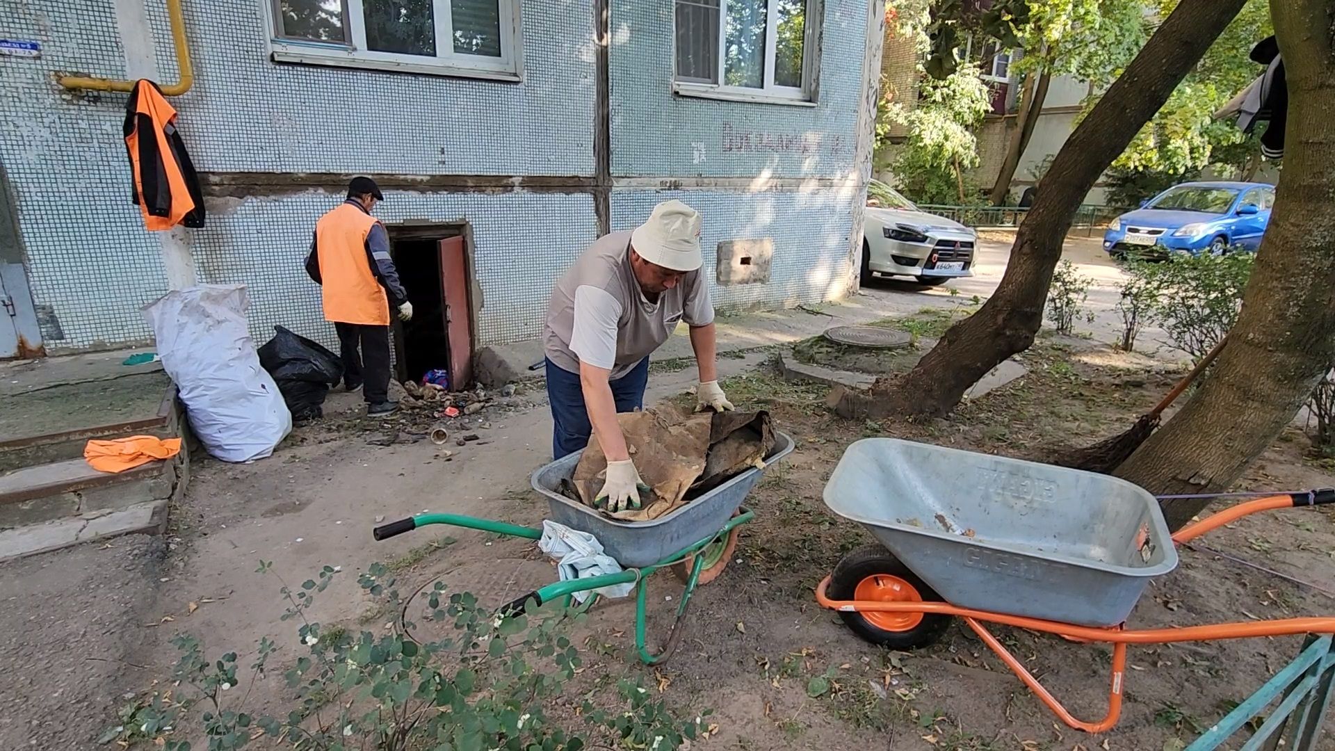 чехов, вокзальная площадь 2, пробные топки, авария в системе отопления , прорыв трубы отопления , сорвало кран отопления , заявка жителей , портал добродел, устранение аварии, ремонт и замена крана, аварийная бригада, мбу чеховское благоустройство, уборка подвала, уборка территории,