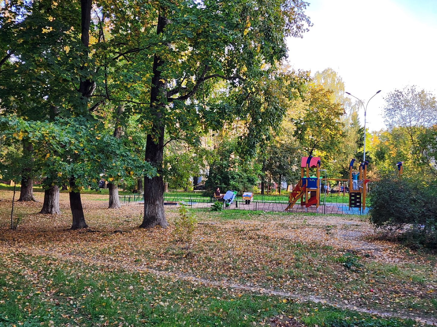 чехов, улица молодежная 6а, новая детская площадка, игровой комплекс, благоустройство, горки качели карусели, резиновое покрытие, видеокамеры системы безопасный регион, лавочки и урны, ограждение, песочница, безопасные игровые элементы, госпрограмма московской области, формирование комфортной городской среды,
