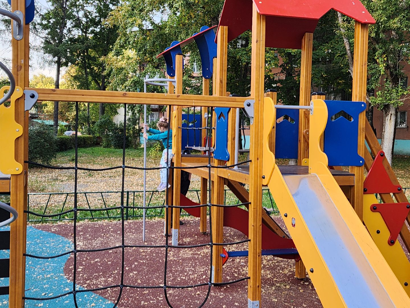 чехов, улица молодежная 6а, новая детская площадка, игровой комплекс, благоустройство, горки качели карусели, резиновое покрытие, видеокамеры системы безопасный регион, лавочки и урны, ограждение, песочница, безопасные игровые элементы, госпрограмма московской области, формирование комфортной городской среды,