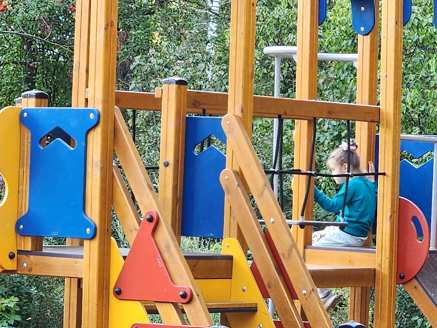 чехов, улица молодежная 6а, новая детская площадка, игровой комплекс, благоустройство, горки качели карусели, резиновое покрытие, видеокамеры системы безопасный регион, лавочки и урны, ограждение, песочница, безопасные игровые элементы, госпрограмма московской области, формирование комфортной городской среды,