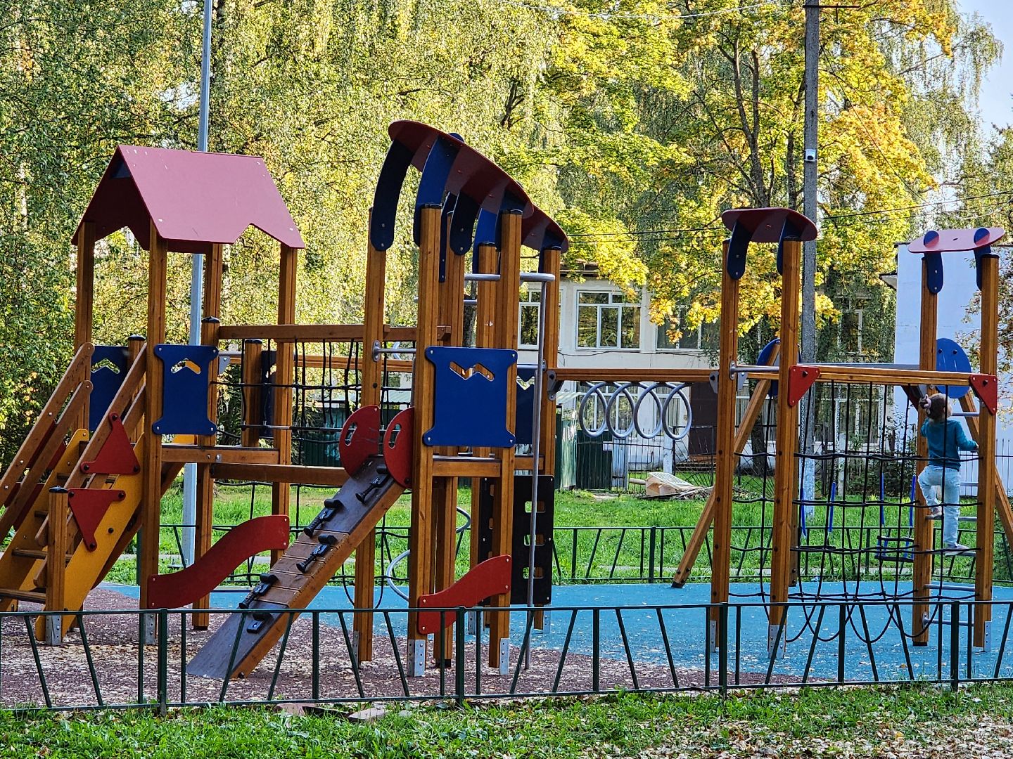 чехов, улица молодежная 6а, новая детская площадка, игровой комплекс, благоустройство, горки качели карусели, резиновое покрытие, видеокамеры системы безопасный регион, лавочки и урны, ограждение, песочница, безопасные игровые элементы, госпрограмма московской области, формирование комфортной городской среды,