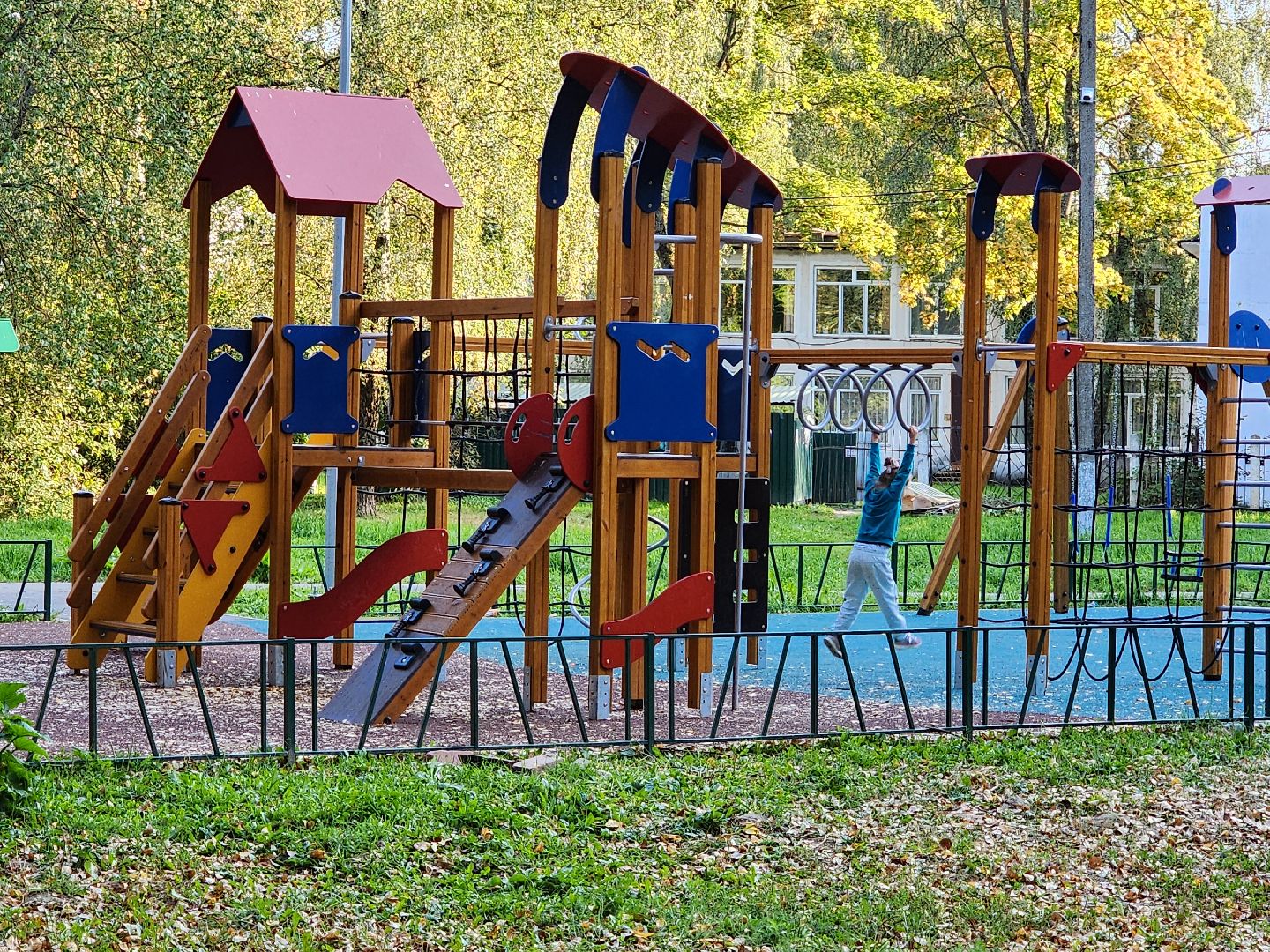 чехов, улица молодежная 6а, новая детская площадка, игровой комплекс, благоустройство, горки качели карусели, резиновое покрытие, видеокамеры системы безопасный регион, лавочки и урны, ограждение, песочница, безопасные игровые элементы, госпрограмма московской области, формирование комфортной городской среды,