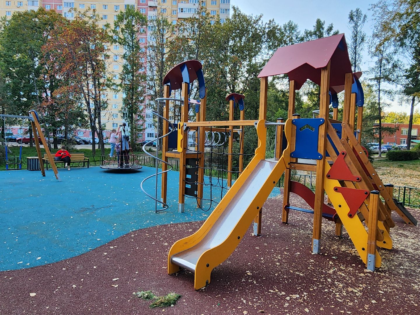 чехов, улица молодежная 6а, новая детская площадка, игровой комплекс, благоустройство, горки качели карусели, резиновое покрытие, видеокамеры системы безопасный регион, лавочки и урны, ограждение, песочница, безопасные игровые элементы, госпрограмма московской области, формирование комфортной городской среды,