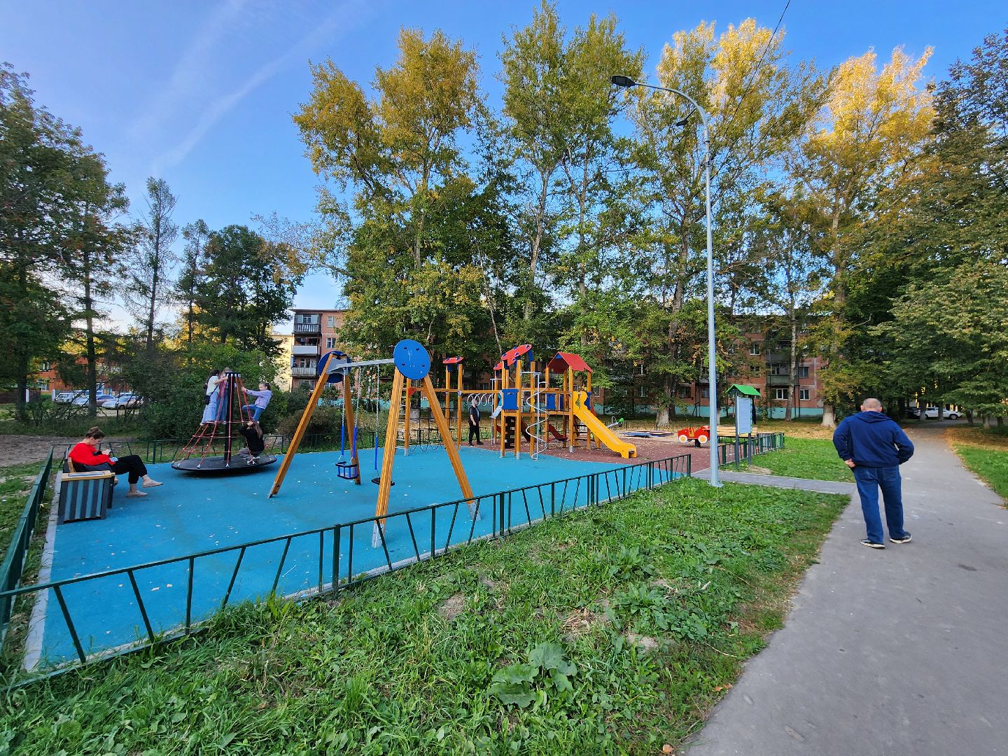 чехов, улица молодежная 6а, новая детская площадка, игровой комплекс, благоустройство, горки качели карусели, резиновое покрытие, видеокамеры системы безопасный регион, лавочки и урны, ограждение, песочница, безопасные игровые элементы, госпрограмма московской области, формирование комфортной городской среды,