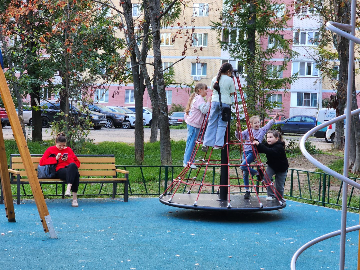 чехов, улица молодежная 6а, новая детская площадка, игровой комплекс, благоустройство, горки качели карусели, резиновое покрытие, видеокамеры системы безопасный регион, лавочки и урны, ограждение, песочница, безопасные игровые элементы, госпрограмма московской области, формирование комфортной городской среды,
