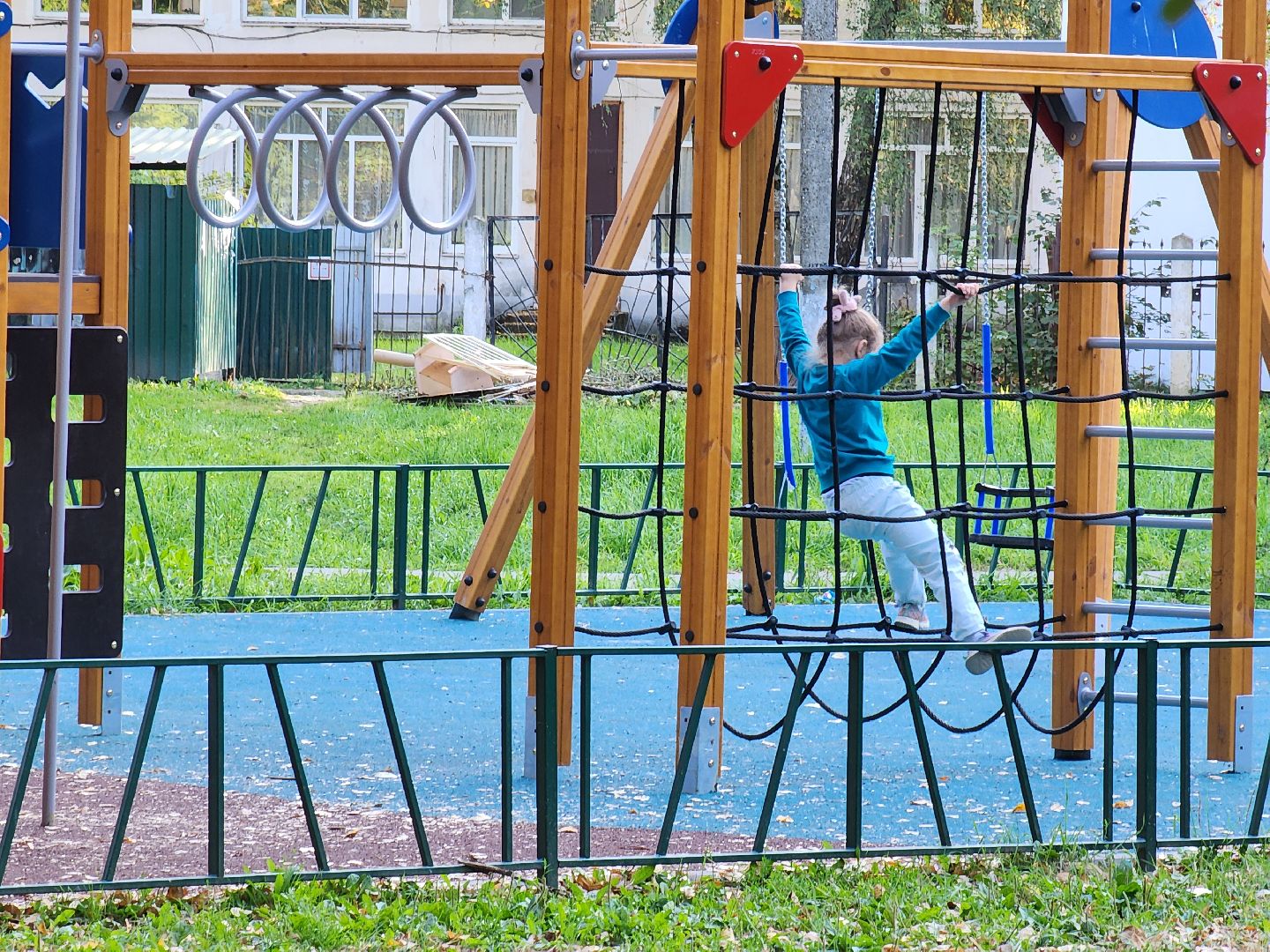 чехов, улица молодежная 6а, новая детская площадка, игровой комплекс, благоустройство, горки качели карусели, резиновое покрытие, видеокамеры системы безопасный регион, лавочки и урны, ограждение, песочница, безопасные игровые элементы, госпрограмма московской области, формирование комфортной городской среды,