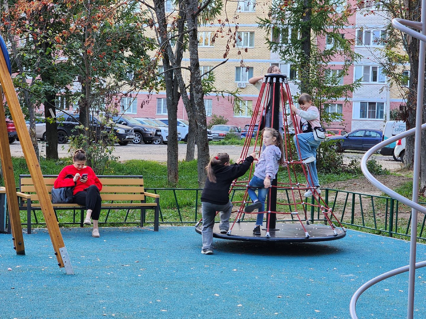 чехов, улица молодежная 6а, новая детская площадка, игровой комплекс, благоустройство, горки качели карусели, резиновое покрытие, видеокамеры системы безопасный регион, лавочки и урны, ограждение, песочница, безопасные игровые элементы, госпрограмма московской области, формирование комфортной городской среды,