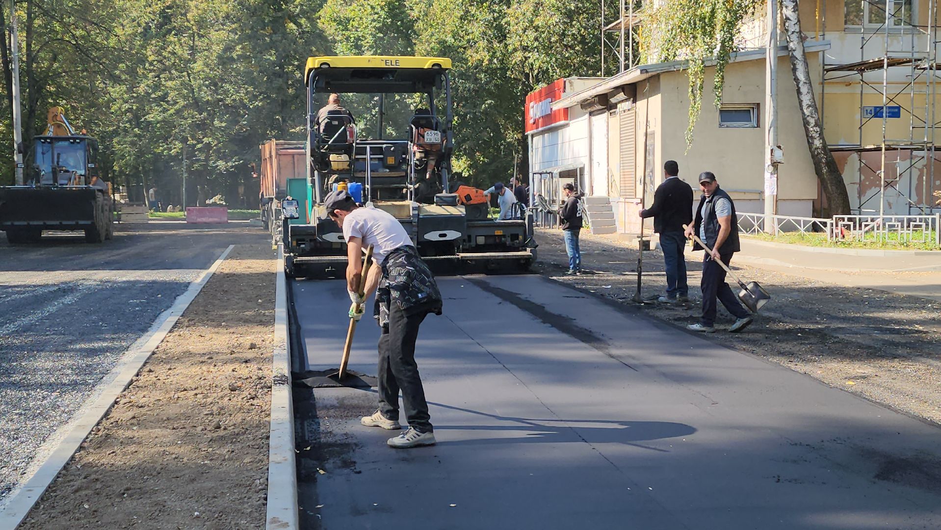 красногорск, пешеходная зона, укладка асфальта,