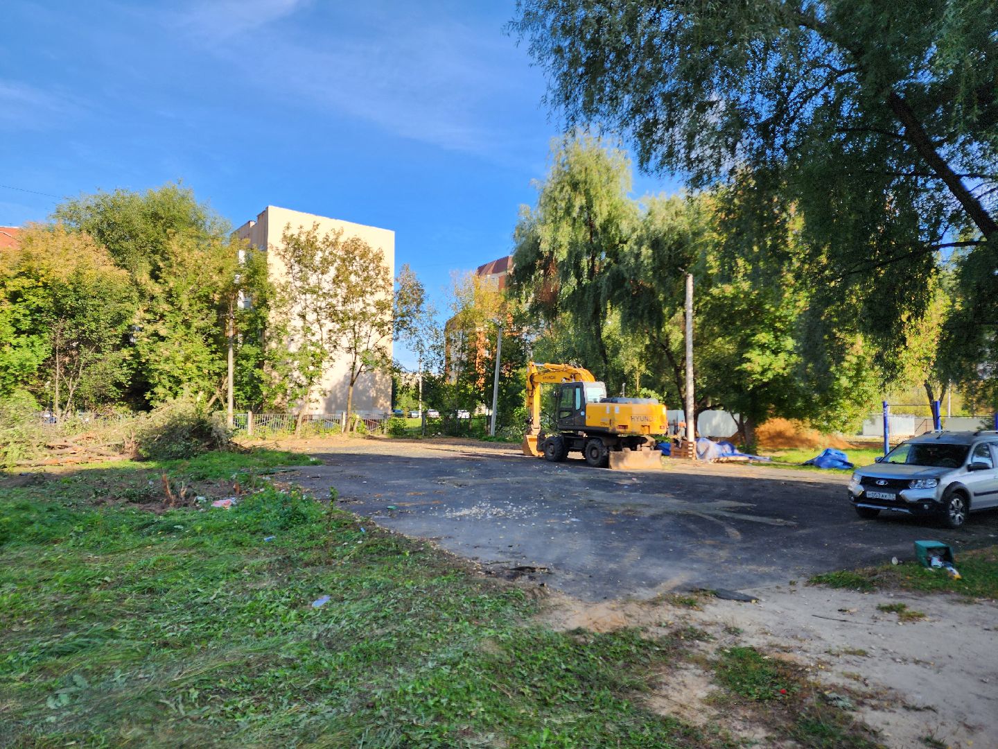 чехов, улица чехова 8а, гимназия 2, пристройка на 550 мест, строительство, начало работ, опиловка деревьев, удаление аварийных деревьев, удаление сухостоя, установка новых ограждений, планировка, строительный городок, завоз материалов, спецтехника, госпрограмма московской области, губернатор подмосковья, устранение второй смены, новый корпус,
