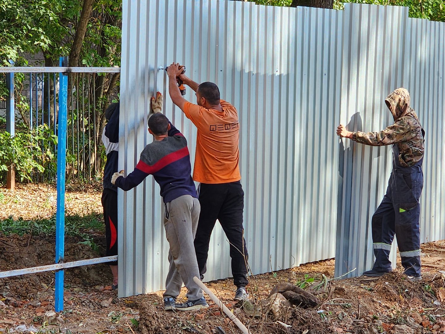 чехов, улица чехова 8а, гимназия 2, пристройка на 550 мест, строительство, начало работ, опиловка деревьев, удаление аварийных деревьев, удаление сухостоя, установка новых ограждений, планировка, строительный городок, завоз материалов, спецтехника, госпрограмма московской области, губернатор подмосковья, устранение второй смены, новый корпус,