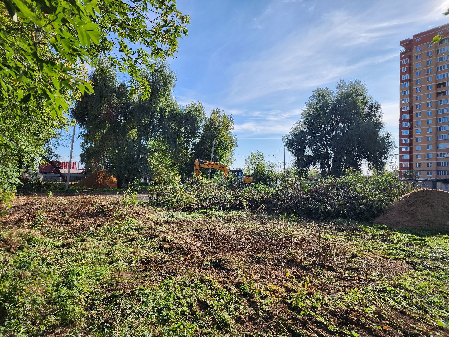 чехов, улица чехова 8а, гимназия 2, пристройка на 550 мест, строительство, начало работ, опиловка деревьев, удаление аварийных деревьев, удаление сухостоя, установка новых ограждений, планировка, строительный городок, завоз материалов, спецтехника, госпрограмма московской области, губернатор подмосковья, устранение второй смены, новый корпус,