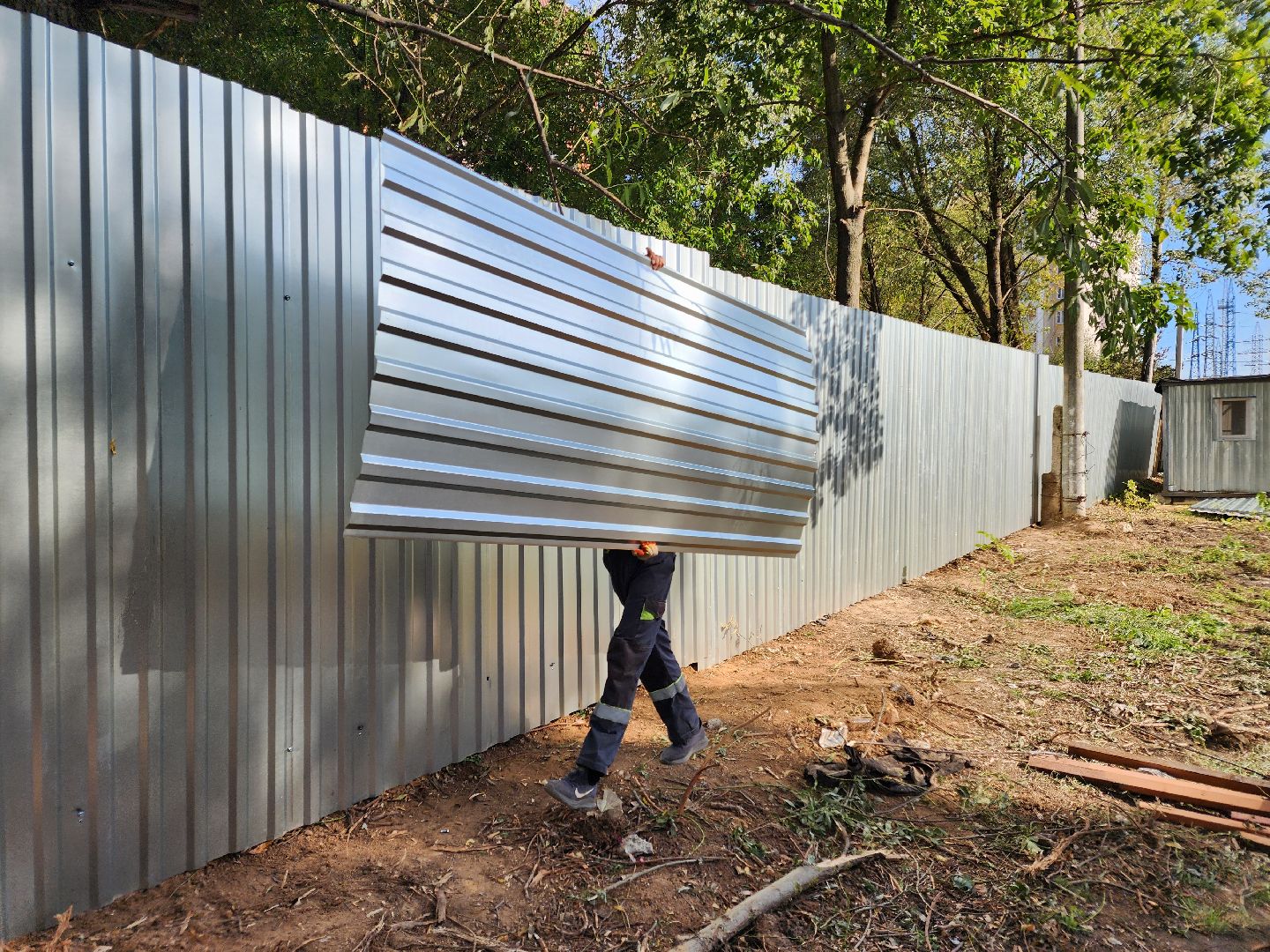 чехов, улица чехова 8а, гимназия 2, пристройка на 550 мест, строительство, начало работ, опиловка деревьев, удаление аварийных деревьев, удаление сухостоя, установка новых ограждений, планировка, строительный городок, завоз материалов, спецтехника, госпрограмма московской области, губернатор подмосковья, устранение второй смены, новый корпус,