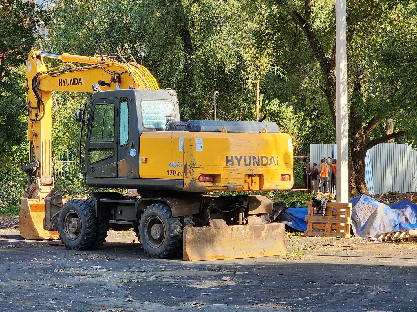 чехов, улица чехова 8а, гимназия 2, пристройка на 550 мест, строительство, начало работ, опиловка деревьев, удаление аварийных деревьев, удаление сухостоя, установка новых ограждений, планировка, строительный городок, завоз материалов, спецтехника, госпрограмма московской области, губернатор подмосковья, устранение второй смены, новый корпус,