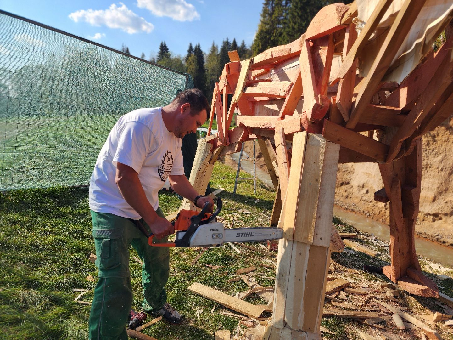 сергиев посад, сергиево-посадский городской округ, пересвет, богородское, резчик по дереву, владимир алманов, парковые скульптуры, скульптуры из дерева, скульптура из досок, скульптура из горбыля,творческая мастерская, лесной гость, хитрый лис,