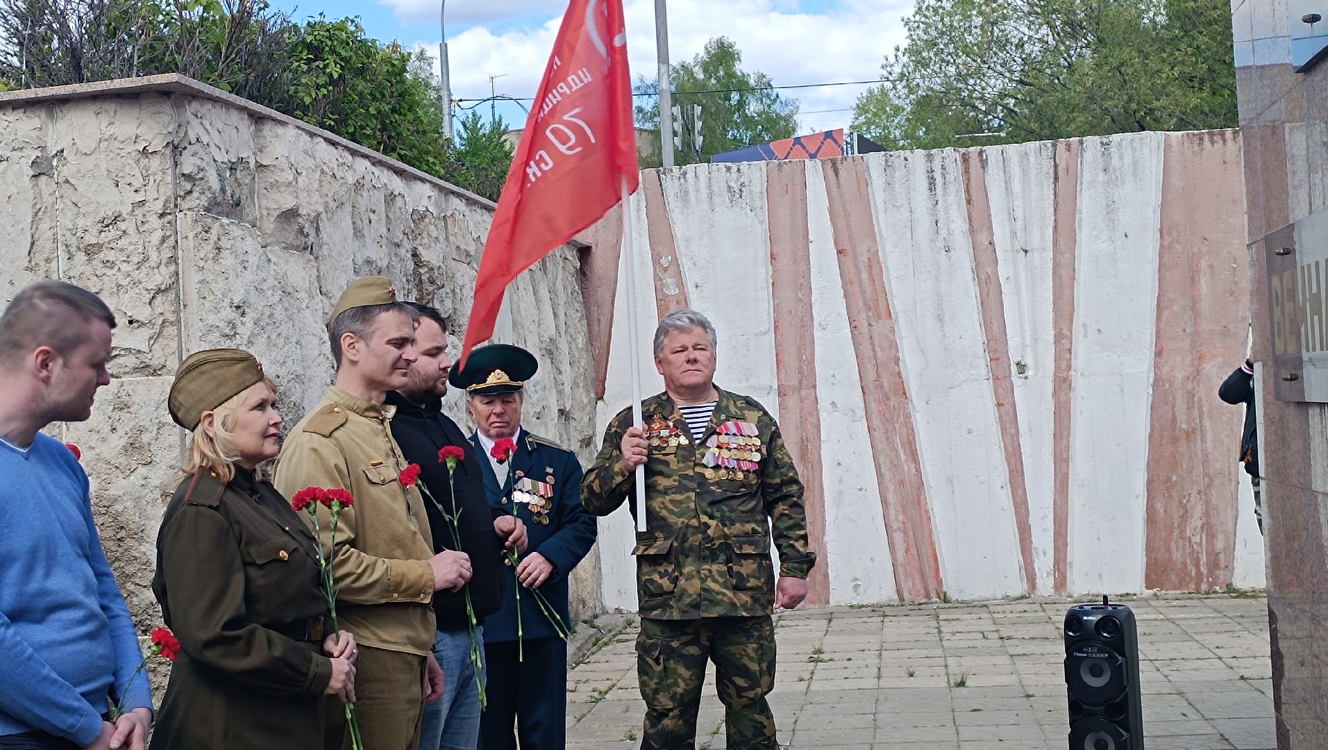 Лобня, памятник, цветы