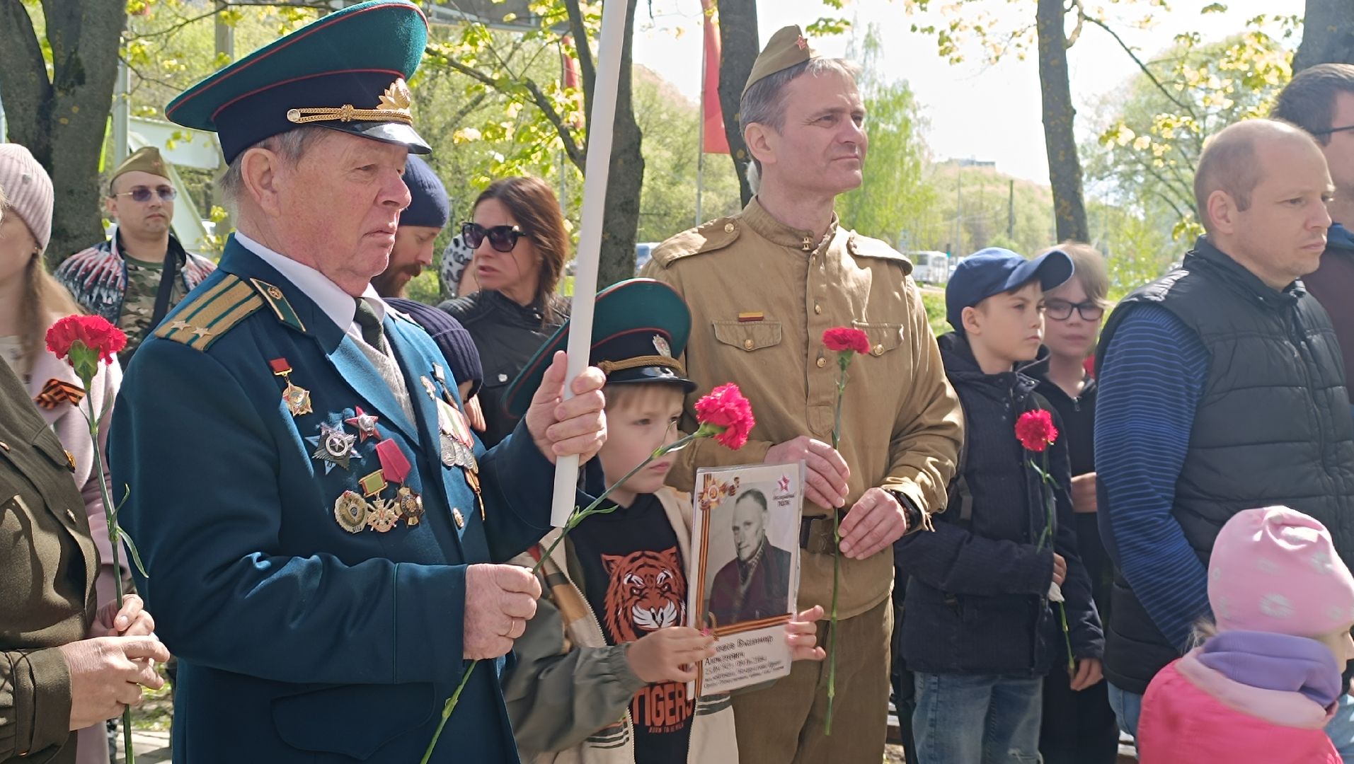 Лобня, памятник, цветы