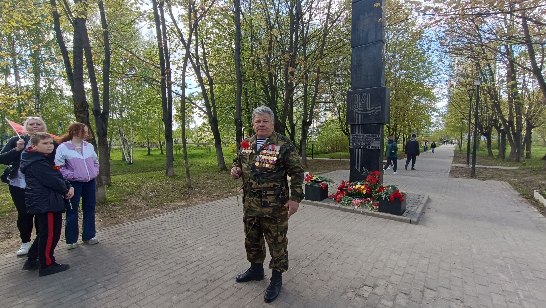 Лобня, памятник, цветы