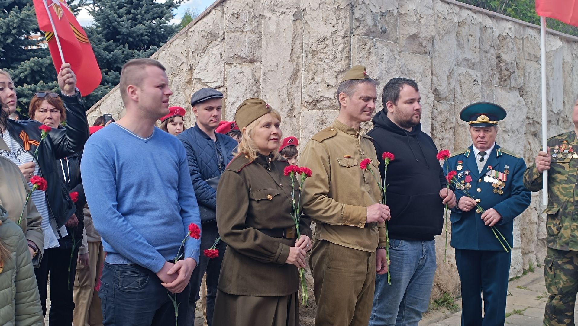 Лобня, памятник, цветы