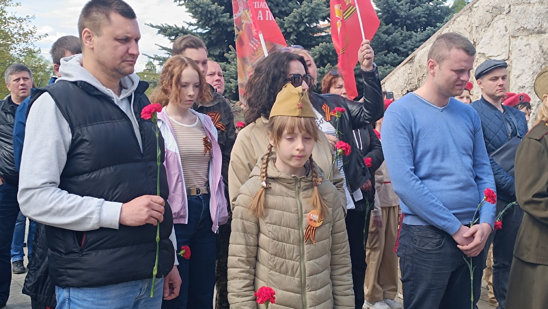 Лобня, памятник, цветы