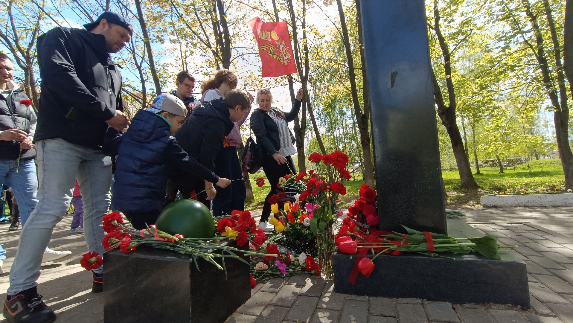 Лобня, памятник, цветы
