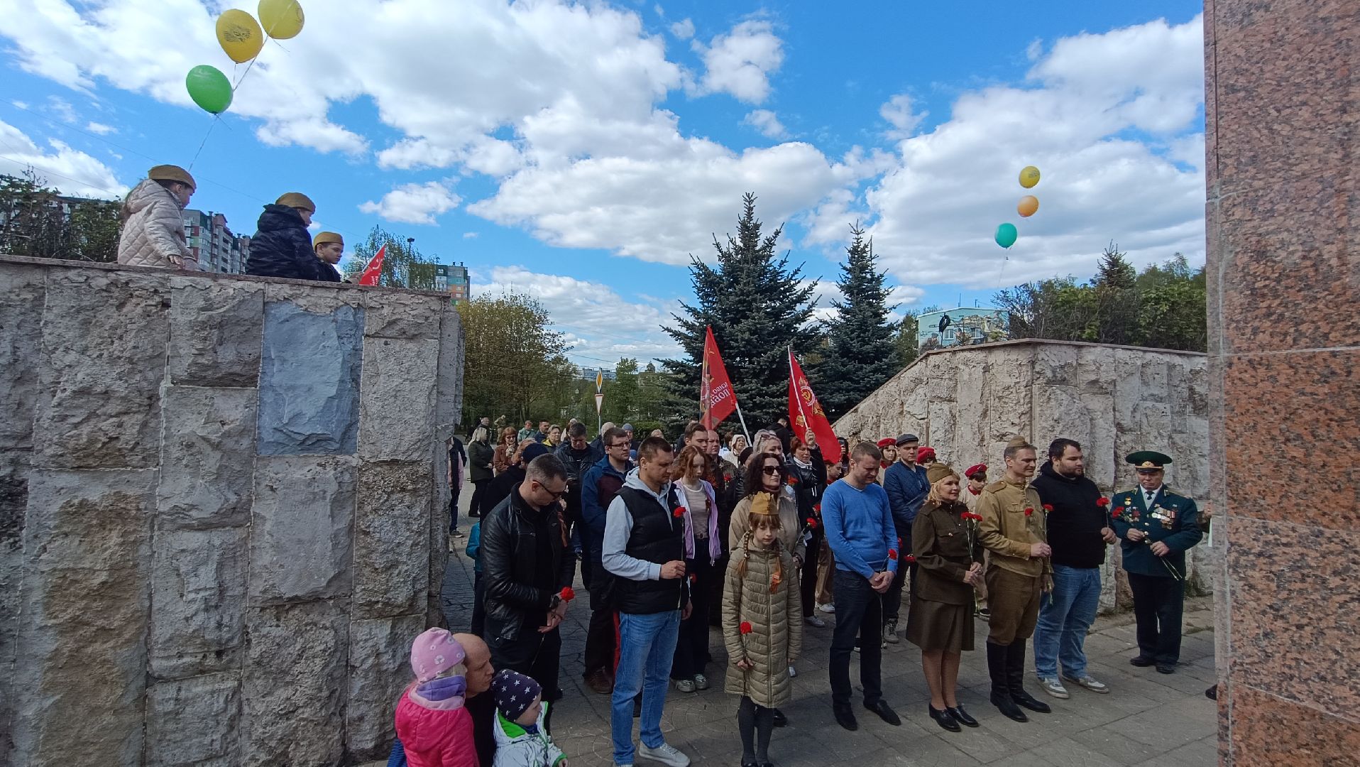 Лобня, памятник, цветы