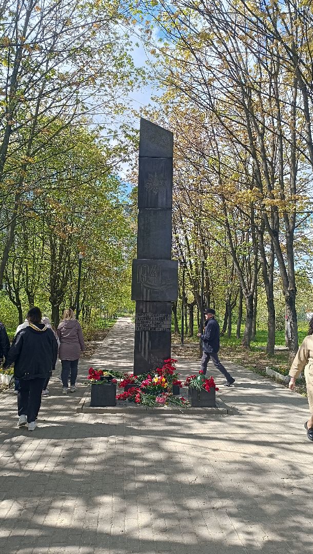 Лобня, памятник, цветы