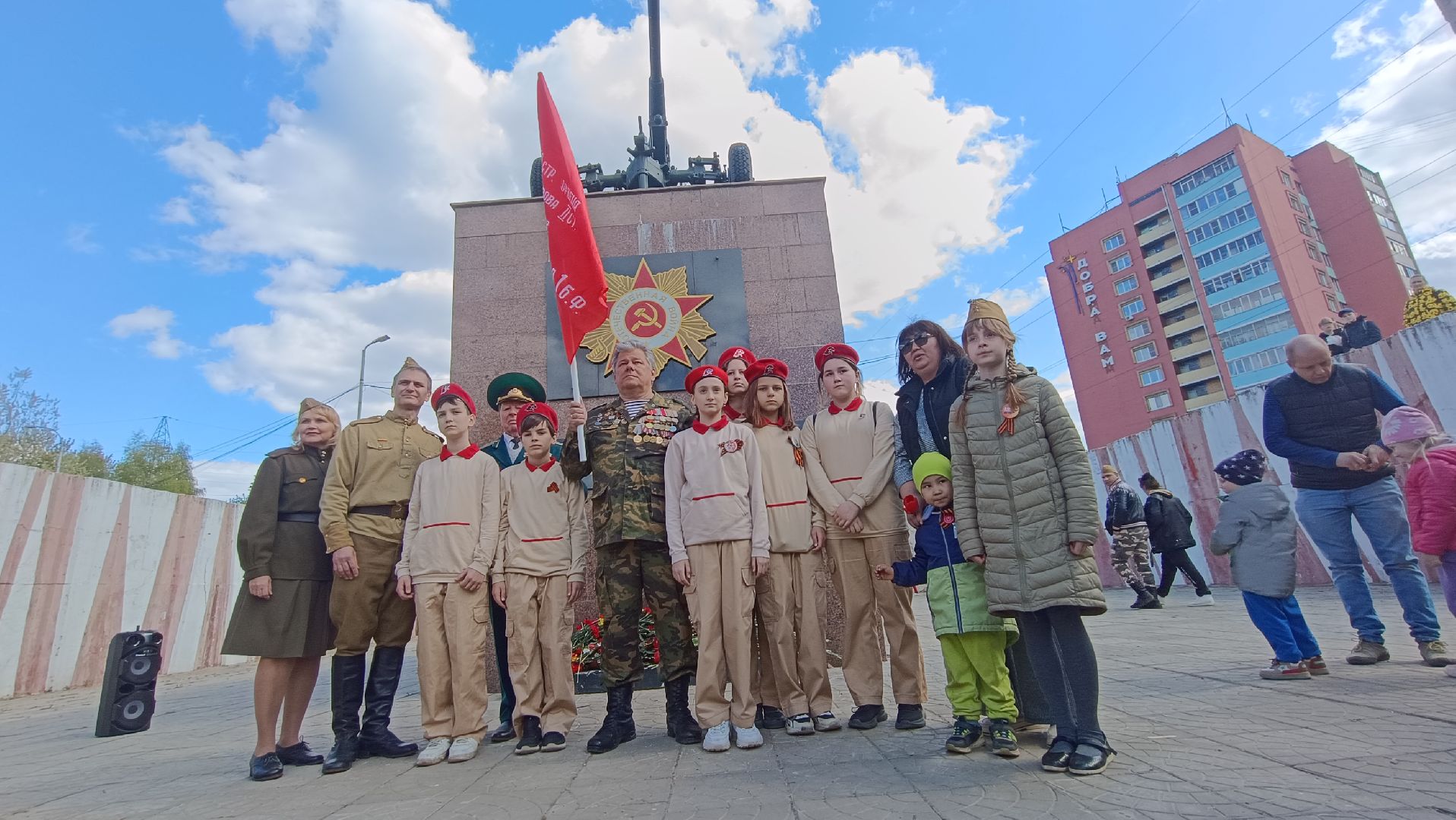 Лобня, памятник, цветы