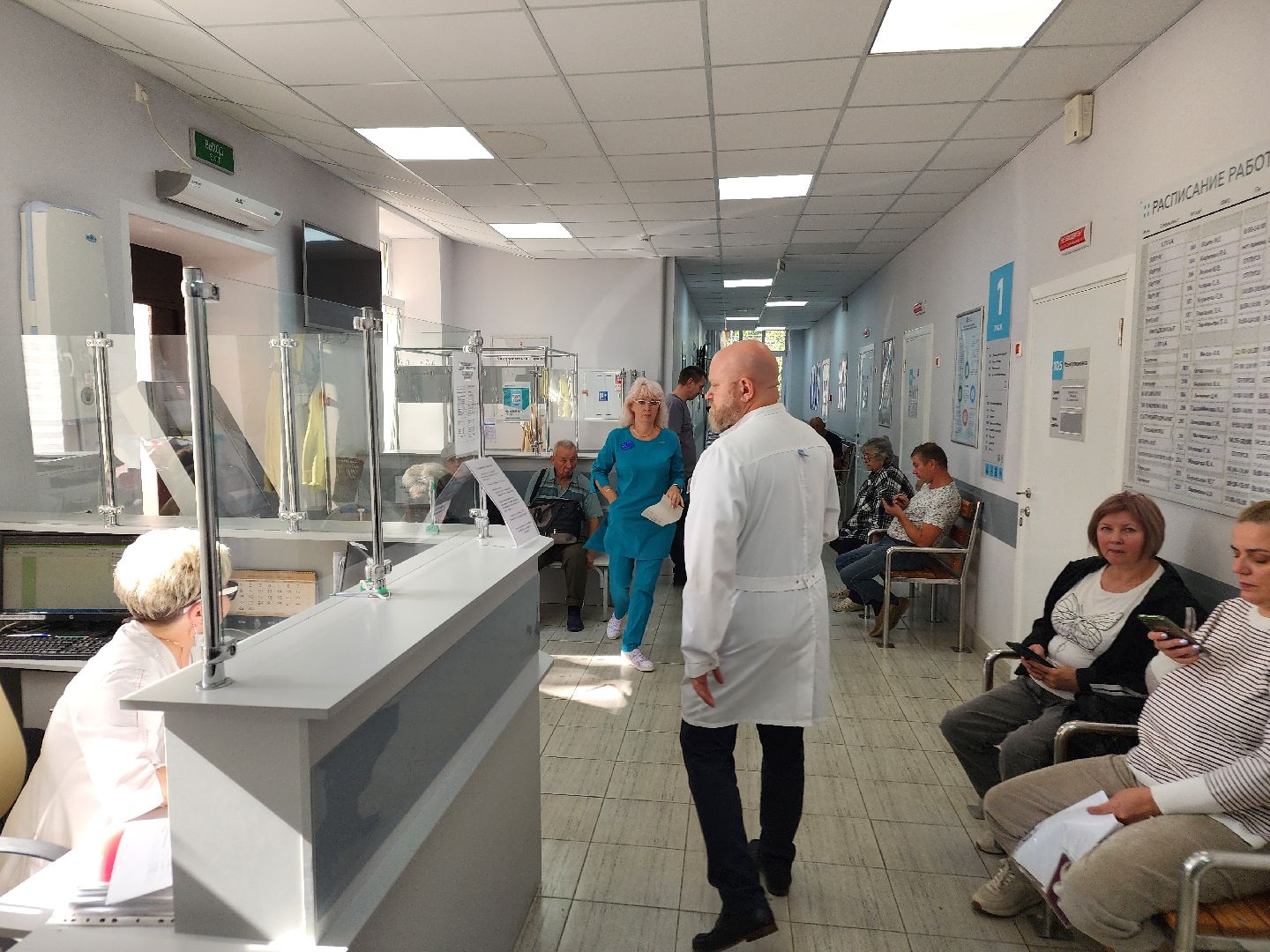 чехов, чеховская больница, поликлиники, сестринские посты, выдача справок и направлений, запись на прием к врачу, диспансерный учет, направления на анализы, разделение функционала врачей и медсестер, кьюар-коды, отдел качества, обращения пациентов, обратная связь, главврач чеховской больницы, андрей попов,