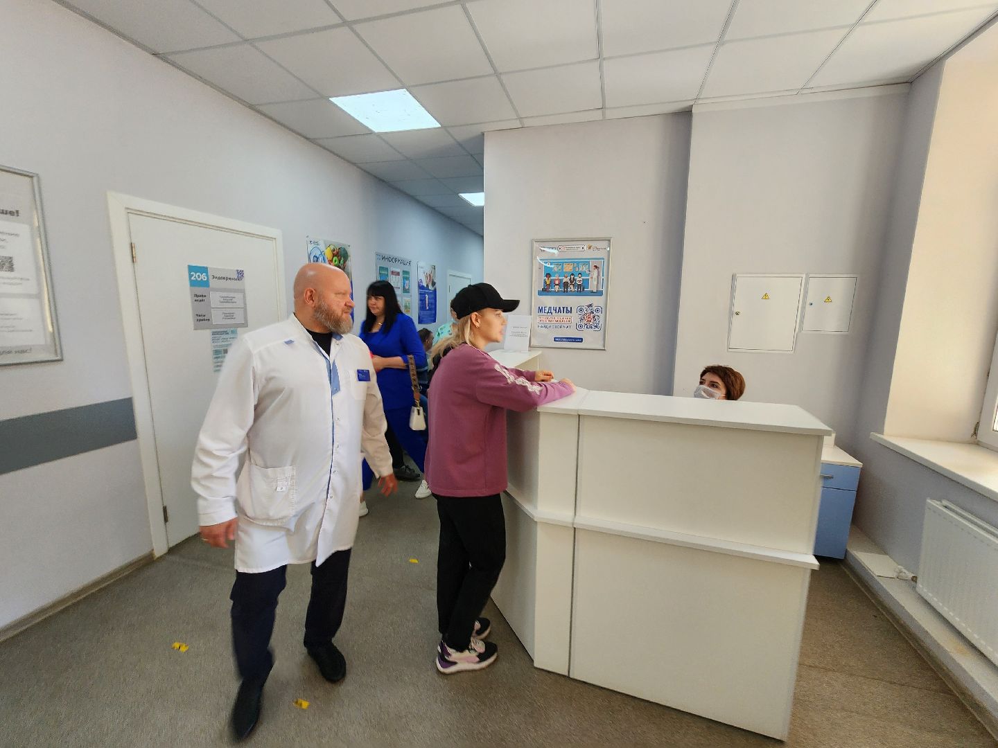 чехов, чеховская больница, поликлиники, сестринские посты, выдача справок и направлений, запись на прием к врачу, диспансерный учет, направления на анализы, разделение функционала врачей и медсестер, кьюар-коды, отдел качества, обращения пациентов, обратная связь, главврач чеховской больницы, андрей попов,